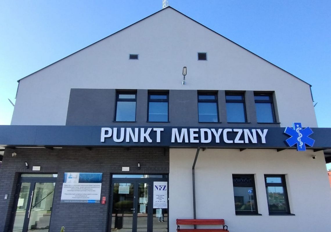 Gdzie szukać pomocy w Łebie? Punkt medyczny, komisariat i straż pożarna w Łebie